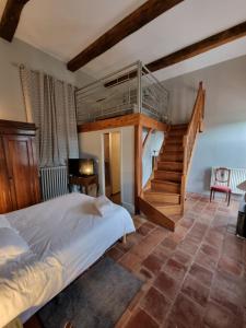 Katil atau katil-katil dalam bilik di Domaine de Belcayre