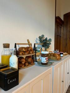 un bancone con vari tipi di prodotti da forno e pane sopra di O'Cottage double ad Annonay