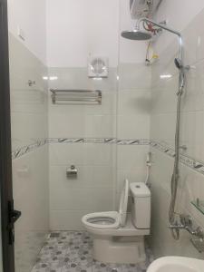 ニンビンにあるSen's Homestayの白いバスルーム(トイレ、シンク付)