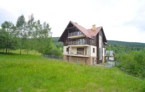 シュクラルスカ・ポレンバにあるApart-Invest Żeromskiego17 Izera 6の田の丘の上の家
