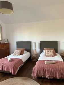 Łóżko lub łóżka w pokoju w obiekcie O'Cottage suite Familiale
