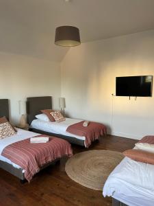 Łóżko lub łóżka w pokoju w obiekcie O'Cottage suite Familiale