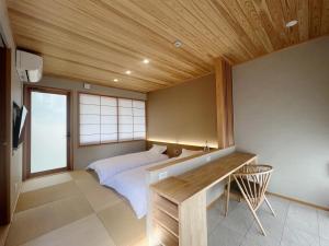 Postel nebo postele na pokoji v ubytování Kansai Airport Hotel Pine Villa