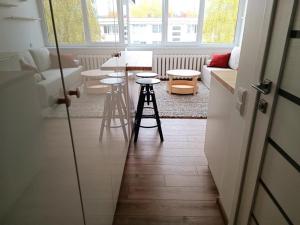 維爾紐斯的住宿－Stylish Studio in Central Vilnius，客厅配有凳子、桌子和沙发