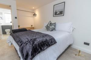 een slaapkamer met een groot wit bed in een kamer bij Spacious City Centre Apt Near Cathedral in Exeter