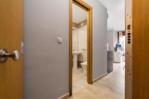 マラガにあるApartamento Céntricoのバスルーム(トイレ付)、鏡付きのドアが備わります。