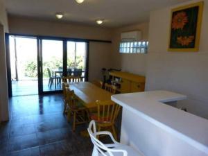 a kitchen and dining room with a table and chairs at Casa frente al mar Violeta, 5 personas un paraíso divino!!! in Punta del Este