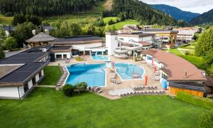 een luchtzicht op een resort met een zwembad bij Haus Alpentraum in Patergassen