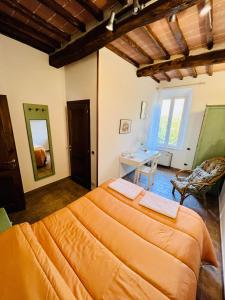 una camera con un grande letto e un tavolo di Podere La Miniera Relax & Food a Siena