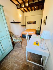 una camera con letto e tavolo con lampada di Podere La Miniera Relax & Food a Siena