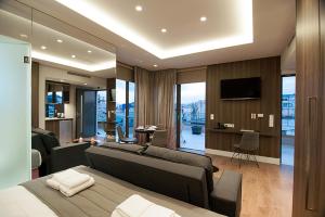 TV a/nebo společenská místnost v ubytování Athens Platinum Rooms and Suites