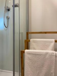 a bathroom with two towels and a shower at Homnest Morvand'Ailes - Cocon immersif en Morvan in Saulieu