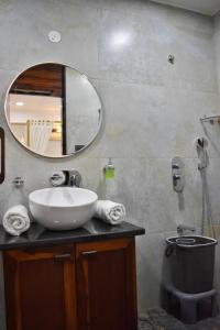 y baño con lavabo y espejo. en Shanti Villas - Luxury Home Stay Apartment en Jaipur