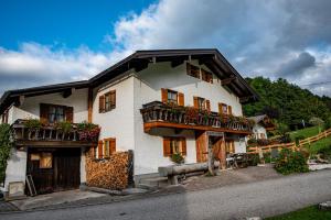 Una gran casa blanca con balcones en una calle en Ferienwohnung Lippenlehen, en Marktschellenberg