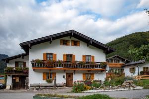 una grande casa bianca con balcone di Ferienwohnung Lippenlehen a Marktschellenberg Altre 11 foto