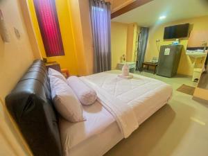 sypialnia z dużym łóżkiem z białą pościelą w obiekcie Villa Matano Sorowako Redpartner w mieście Saroako