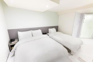 Postel nebo postele na pokoji v ubytování HOTEL LENITH Seomyeon