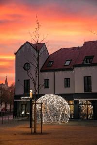 Východ nebo západ slunce při pohledu z hotelu nebo okolí