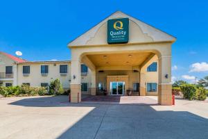 un edificio con un cartel encima en Quality Inn and Suites Terrell, en Terrell