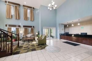 eine Lobby eines Krankenhauses mit Warteraum in der Unterkunft Quality Inn and Suites Terrell in Terrell