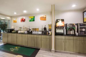 a fast food restaurant with a counter with aperature at Quality Inn Northlake in Tucker
