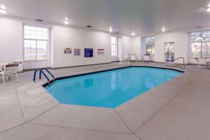 a large swimming pool in a large room at Microtel Inn & Suites by Wyndham Sunbury - Columbus North in Sunbury