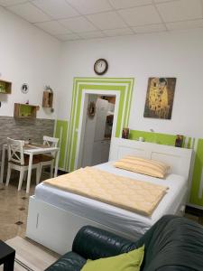 ein Schlafzimmer mit einem Bett und einem Tisch sowie ein Esszimmer in der Unterkunft Centrally and green in Wien