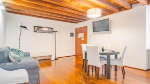 Televízia a/alebo spoločenská miestnosť v ubytovaní Residenza Corte Carnesali - Italian Homing