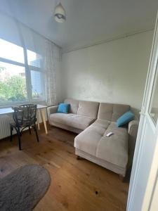 ein Wohnzimmer mit einem weißen Sofa und einem Tisch in der Unterkunft besıktas merkez in Istanbul