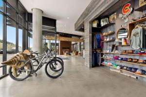 una bicicleta estacionada en una habitación con una tienda en Origin Red Rocks, a Wyndham Hotel, en Golden