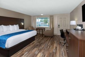 Postel nebo postele na pokoji v ubytování Travelodge by Wyndham Florence