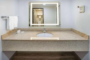 Kupatilo u objektu Wingate by Wyndham Fishkill