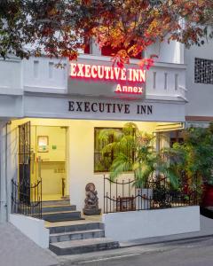 ein Gebäude mit einem Schild, das Executive Inn amway liest in der Unterkunft Pondicherry Executive Inn in Puducherry