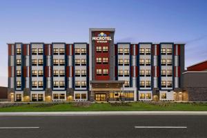 ドルバルにあるMicrotel Inn & Suites Dorval QCの上に看板がある建物