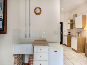 A kitchen or kitchenette at The Tack Room - Uk36660