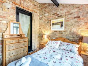 A bed or beds in a room at The Tack Room - Uk36660