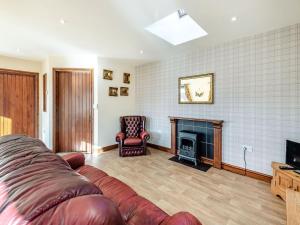 uma sala de estar com um sofá e uma lareira em Betty Hutton - Uk36661 em Goulsby
