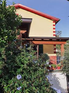 una casa con algunas plantas delante de ella en Villa Patrizia, en La Spezia