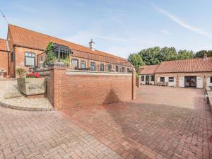 a brick wall in front of a brick building at Juice Trump - Uk36670 in Goulsby