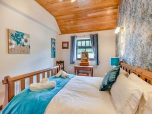 1 dormitorio con 1 cama grande en una habitación en Viking Cottage - Uk36662, en Goulsby
