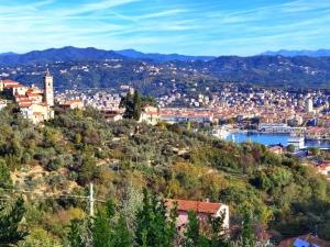 una vista sulla città di šibenik da una collina di Villa Patrizia a La Spezia