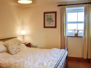 um quarto com uma cama branca e uma janela em Clover Hill Farm em Coanwood