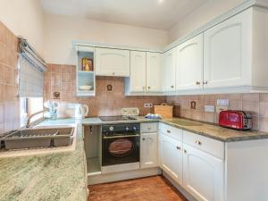 A kitchen or kitchenette at Shire Horse Barn - Uk36672