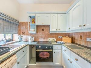 A kitchen or kitchenette at Shire Horse Barn - Uk36672