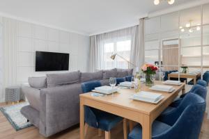 Televízia a/alebo spoločenská miestnosť v ubytovaní Wyspa Solna Kołobrzeg by Renters Prestige