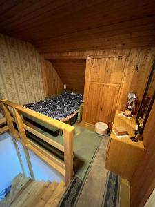 Uma ou mais camas em beliche em um quarto em Zelena oaza