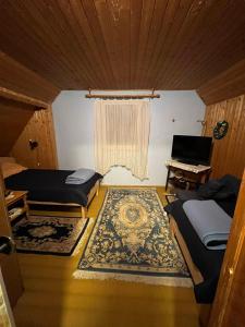 una habitación con 2 camas y un ordenador portátil en una mesa en Zelena oaza en Divčibare