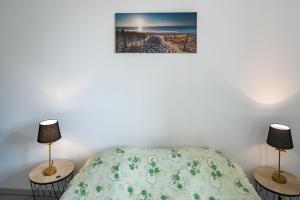 Een bed of bedden in een kamer bij Le Cocon Scandinave - Garage Privé - Centre Ville