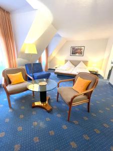 a living room with two chairs and a couch at Rebgarten Hotel Schulgasse in Ravensburg