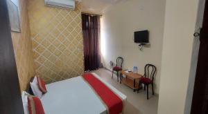 En eller flere senger på et rom på Hotel Shiv Angan